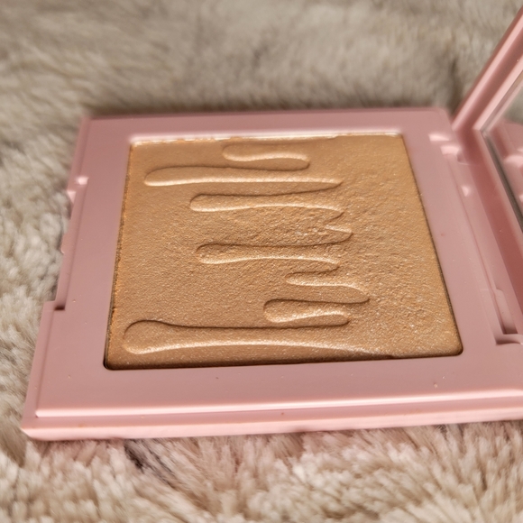 Ice Me Out Pressed Powder Highlighter - Kylie Cosmetics - Picture 6 of 8